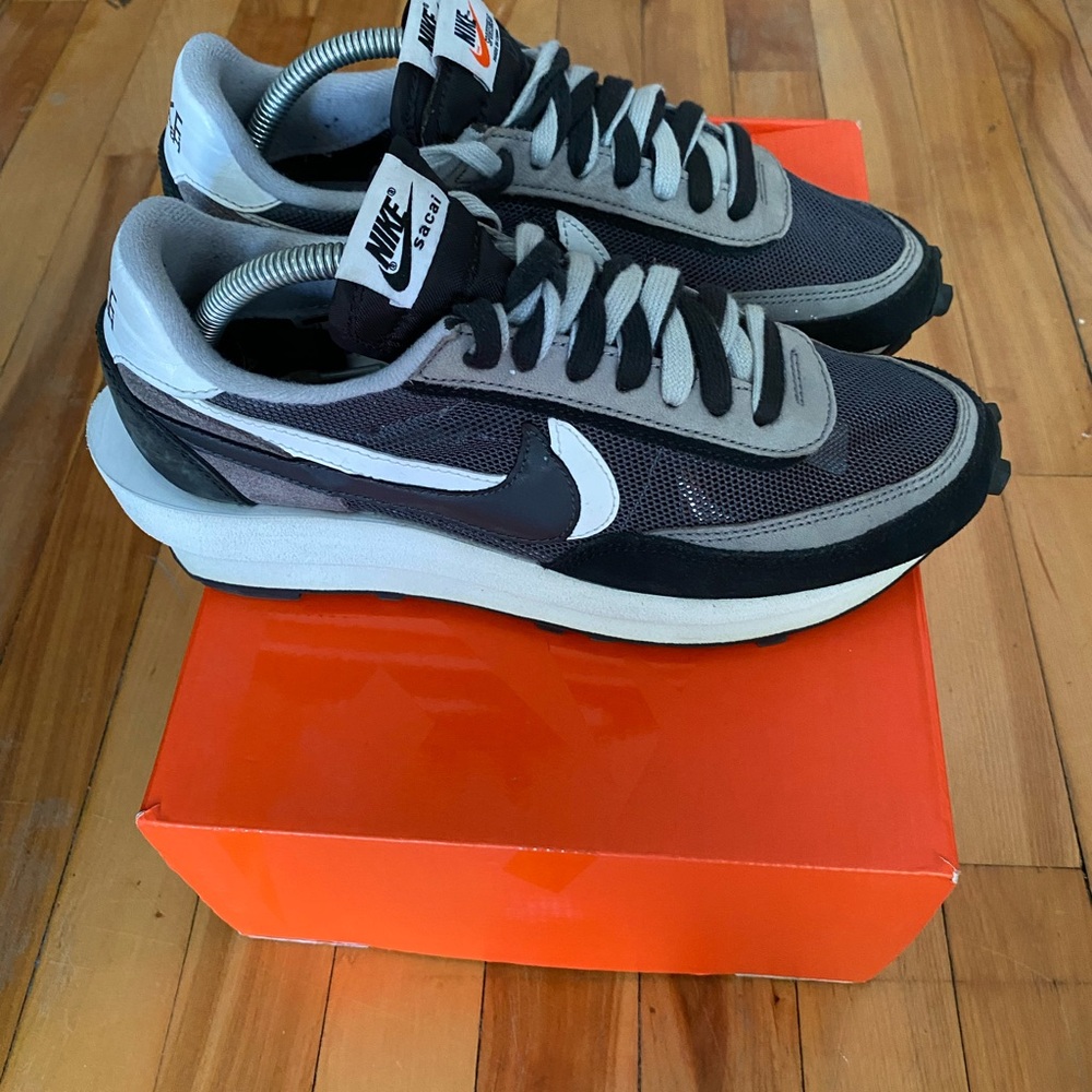 Nike sacai Black and Grey Retro Sneakers with White Swoosh